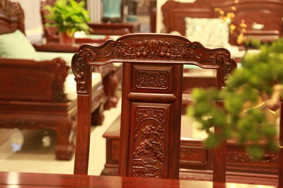 年年红新富典精品品牌首发告捷 艺术品级红木家具开启高端市场新篇章